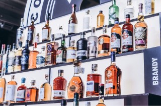 Distributeur de whisky, alcool, gin, vin, mini-bar à alcool. -  France